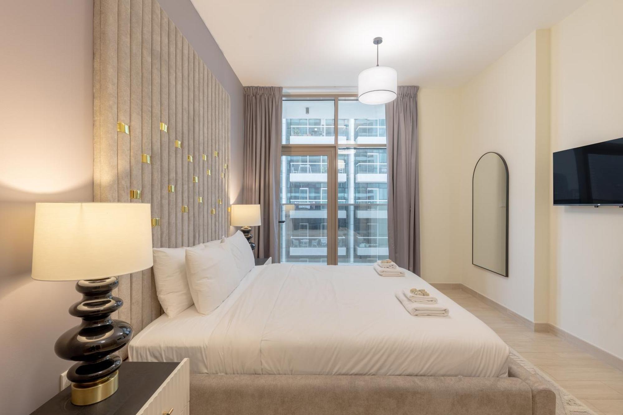Apartment Canal View, Partial Burj Khalifa View, Brand New
