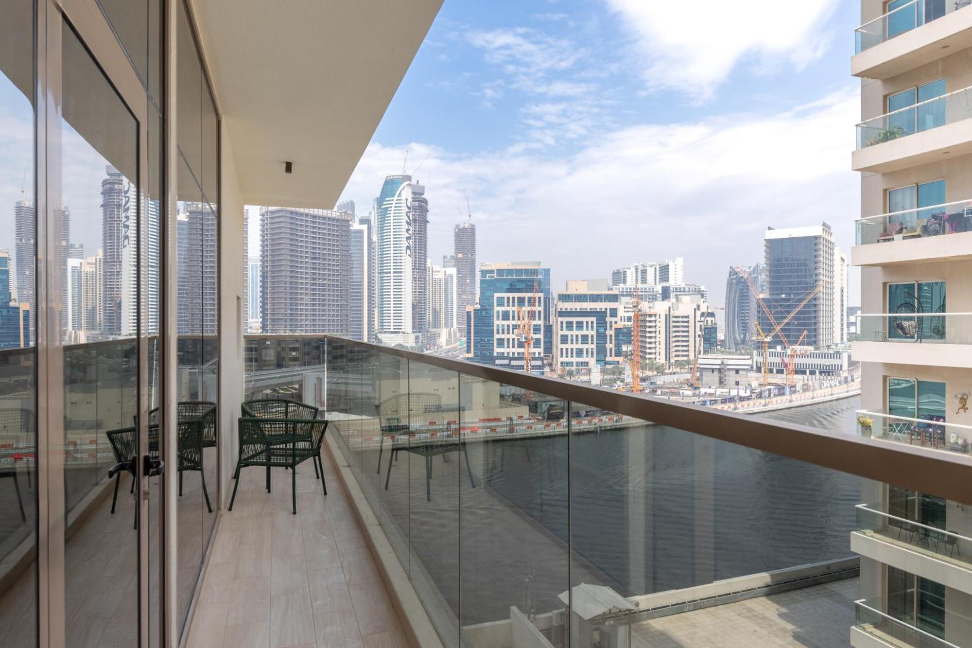 Apartment Canal View, Partial Burj Khalifa View, Brand New Dubai