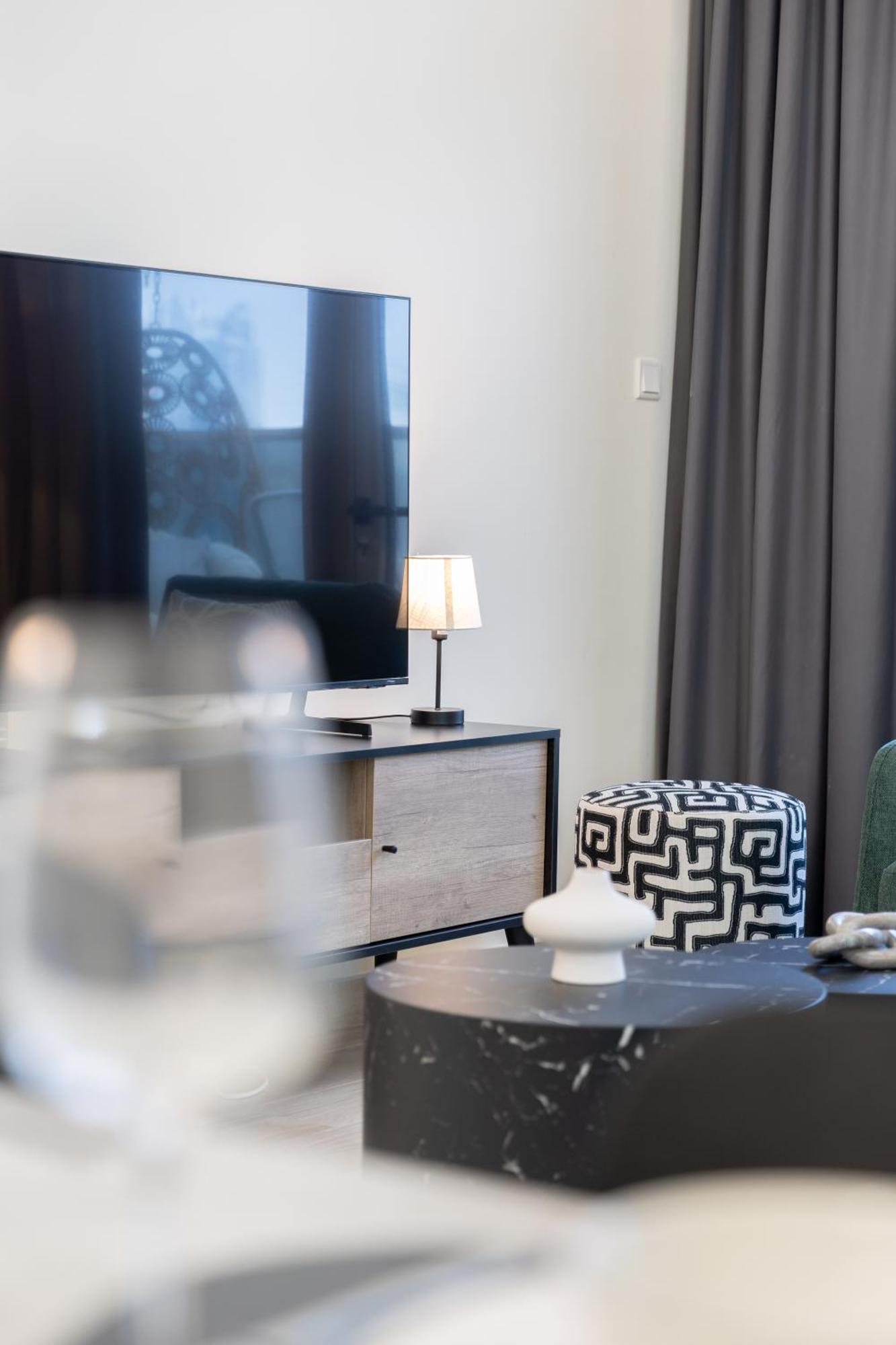 Apartment Canal View, Partial Burj Khalifa View, Brand New Dubai